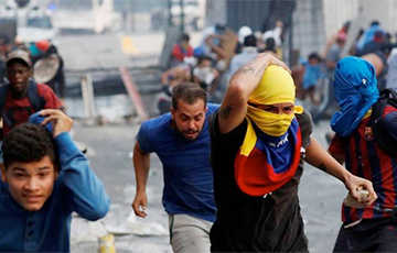 Венесуэла пытается сместить режим Мадуро: события в 10 ярких фото