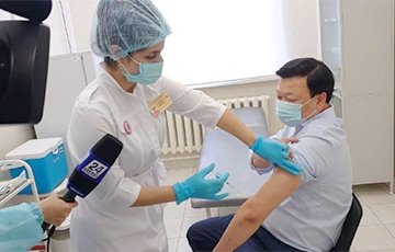 Казахстан начал использовать собственную COVID-вакцину: ее вкололи министру