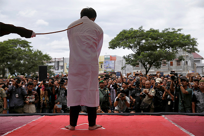 В Индонезии двух геев публично высекли за половой акт