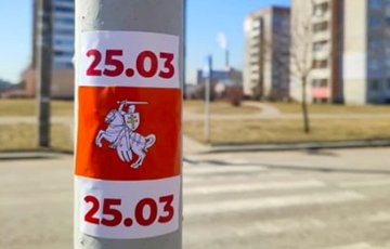 Белорусы украшают улицы свои городов в преддверии Дня Воли