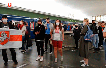 В Минске прямо на платформе метро спели «Магутны Божа» и «Пагоню»