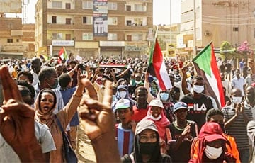 Переворот в Судане: сотни тысяч людей протестуют против захвата власти военными