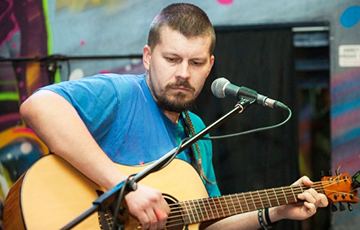 Вокалист группы Dzieciuki презентовал песню на стихи Алеся Чобата