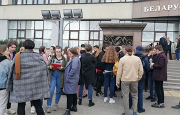 Студенты БГУ вышли на акцию протеста нового типа