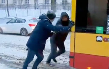 В Варшаве белорус стал героем телесюжета: он вытолкал в одиночку буксующий автобус