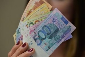 Средняя зарплата по Минску - почти 1400 рублей