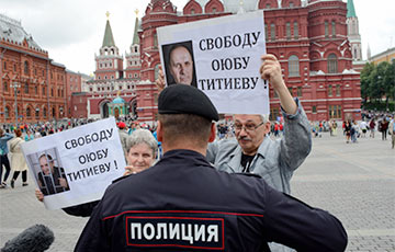У стен Кремля прошел пикет в поддержку Оюба Титиева