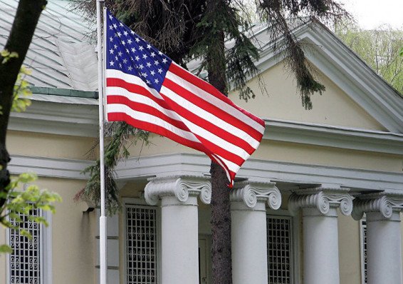 Посольство США временно приостанавливает выдачу виз