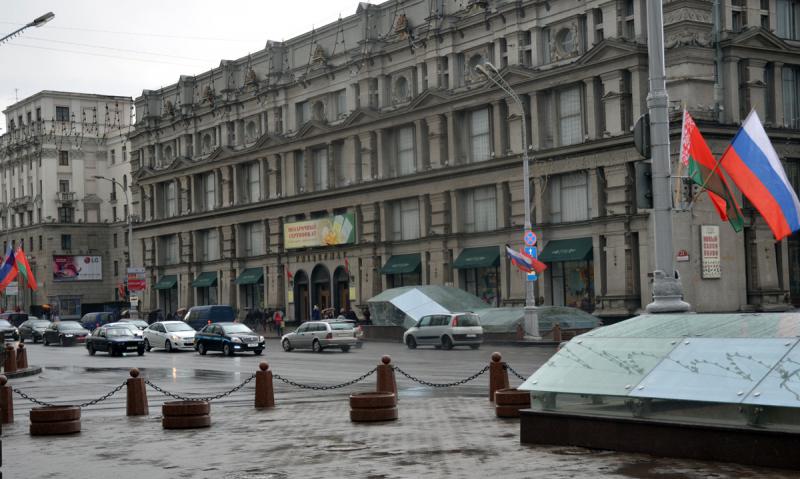 На улицах Минска в «День дурака» появились флаги России