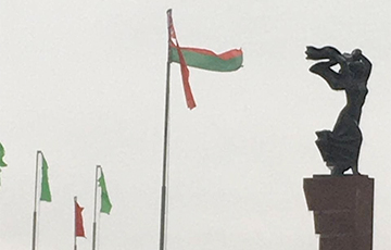 В центре Могилева ветер порвал в клочья огромный красно-зеленый флаг