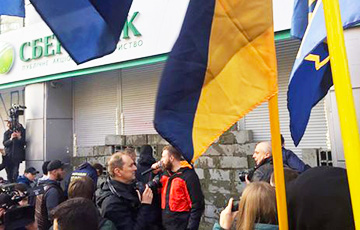 В Киеве замуровали вход в главный офис «Сбербанка»