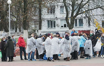 Медики собрались на Марш около 1-й больницы Минска