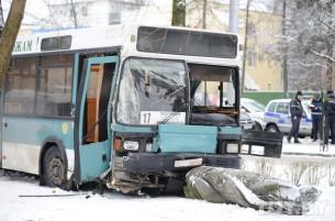 Городской автобус вылетел на тротуар и сбил прохожего насмерть