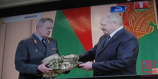 Лукашенко подарили военную форму