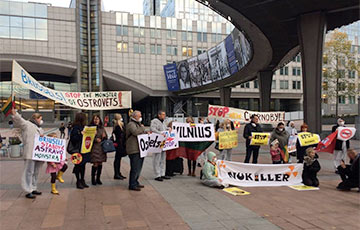 Литовские евродепутаты протестовали в Брюсселе против БелАЭС