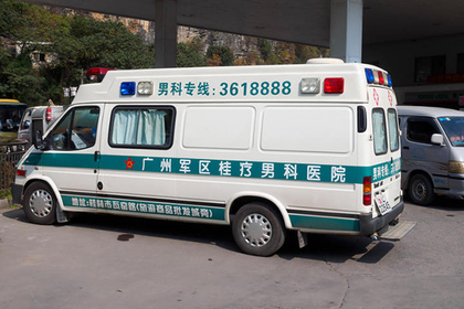 Семеро погибли после падения строительного крана на микроавтобус в Китае