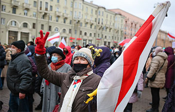 «Каждый день сотни листовок, наклеек, граффити, и национальных флагов появляются по всей Беларуси»