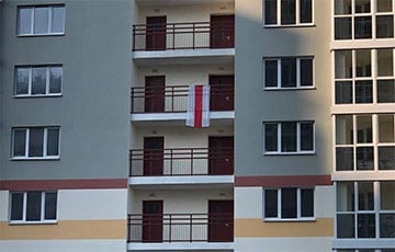 Минские партизаны начали утро с массового вывешивания бело-красно-белых флагов