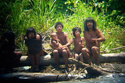 Амазонские индейцы напали на перуанскую деревню