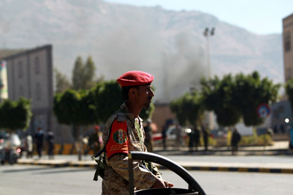 При теракте у министерства обороны Йемена погибли почти 30 человек