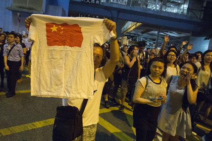 Гонконгский суд отказался поверить в удар горлом по пальцам