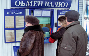 В январе белорусы продали валюты больше, чем купили