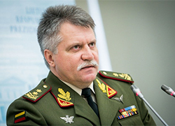 Командующий ВС Литвы: Россияне могут вторгнуться не на танках, а как туристы