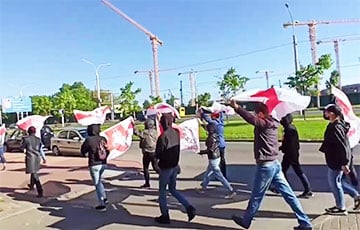 Минчане с бело-красно-белыми флагами прошли колонной по Партизанскому проспекту
