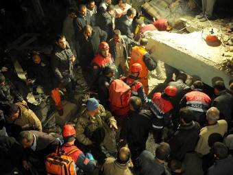 Число жертв землетрясения в Турции превысило 200 человек
