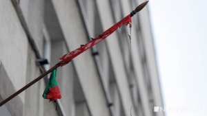 В Екатеринбурге при нападении на отделение посольства сожгли белорусский флаг
