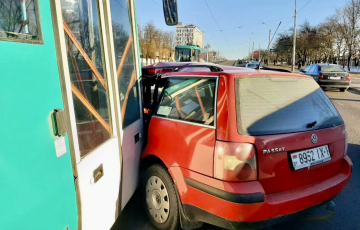 В Минске трамвай протаранил легковушку