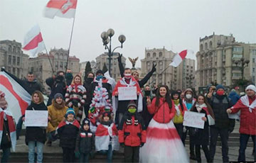 Знаменитая бело-красно-белая невеста продолжает выходить на акции в Киеве