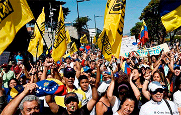 Десятки тысяч венесуэльцев протестуют против Мадуро