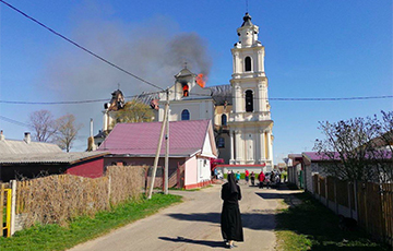 Костел в Будславе горит открытым пламенем