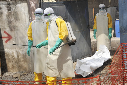 Число жертв вспышки лихорадки Эбола превысило 10 тысяч