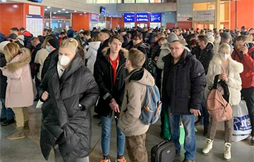 По всей стане белорусы стоят в очередях за паспортами, билетами и деньгами