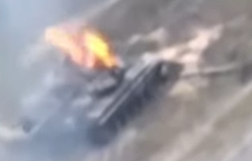 ВСУ сожгли московитский танк Т-72, который пытался сбежать с поля боя