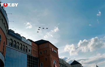 Над Минском заметили военные самолеты и вертолеты