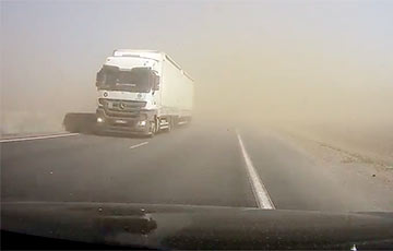 Видео из салонов машин, попавших в «песчаные бури» в Беларуси