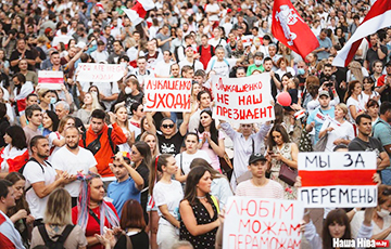 Народная поддержка Лукашенко колеблется около нуля