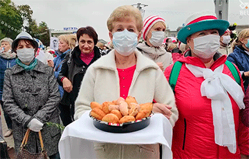 Пенсионерки в Минске несут угощение для студентов