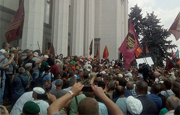 Под Верховной Радой Украины происходят столкновения между протестующими и полицией