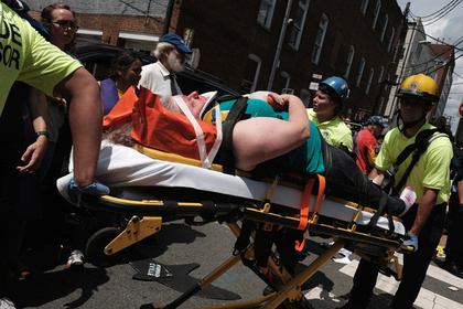 В результате наезда автомобиля на толпу в Вирджинии пострадали 19 человек
