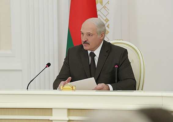 Лукашенко потребовал решить проблемы с ростом зарплат