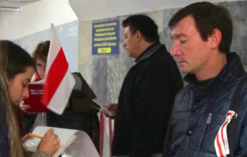 Активист устроил перформанс на суде за бело-красно-белый флаг