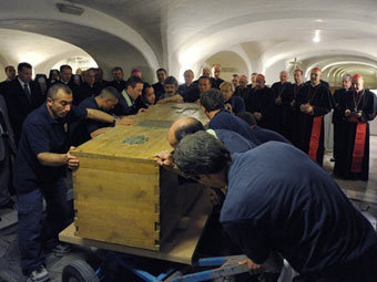 Гроб с телом Иоанна Павла II вынесли из склепа