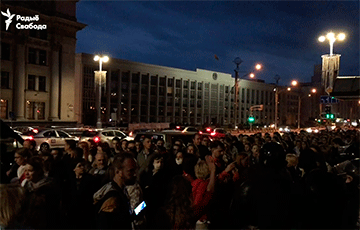 Колонна протестующих идет с площади Независимости на Октябрьскую