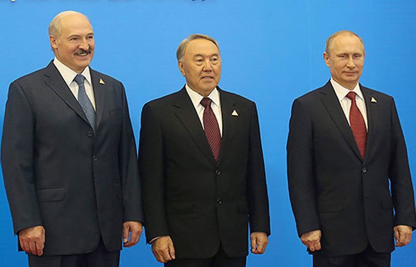 Лукашенко провел неформальную встречу с Путиным и Назарбаевым