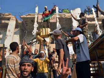 Повстанцы объявили награду за голову Каддафи