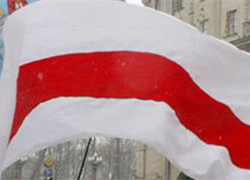На площади Победы - бело-красно-белый флаг